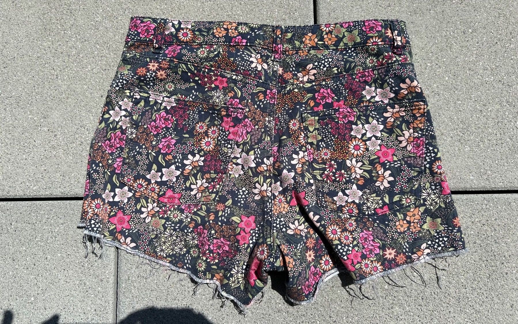 Jeans: Jeans-Shorts Grösse 38 – Gebraucht aus Niederhelfenschwil von aur_ms6f 2