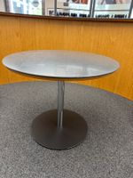 Runder Bistrotisch grau Metallfuss Tischplatte aus Corian
