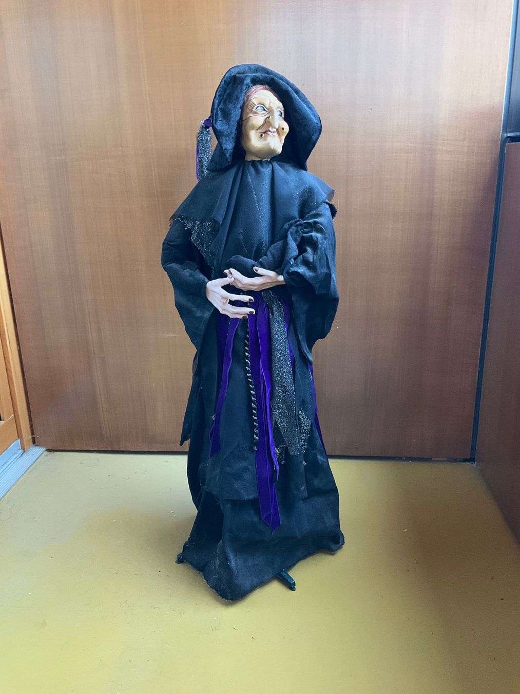 Figuren: Hexenfigur Halloween Dekoration mit Hut und Gewand – Gebraucht aus Zürich von and_8jnp