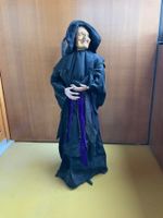 Hexenfigur Halloween Dekoration mit Hut und Gewand