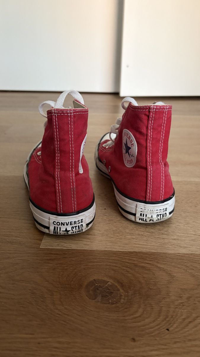 Converse Damenschuhe: Rote Converse Sneaker – Grösse 37.5 – Gebraucht aus Sirnach von Vikuyya 1