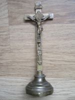 Antikes Tischkruzifix mit Sockel