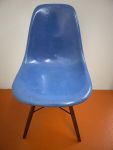 Eames Side Chair in ultramarine blau