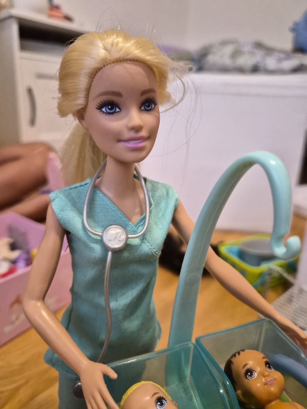 Puppen: Barbie pediatra con gemellini  – Gebraucht aus Reinach BL von Glitterlol 4