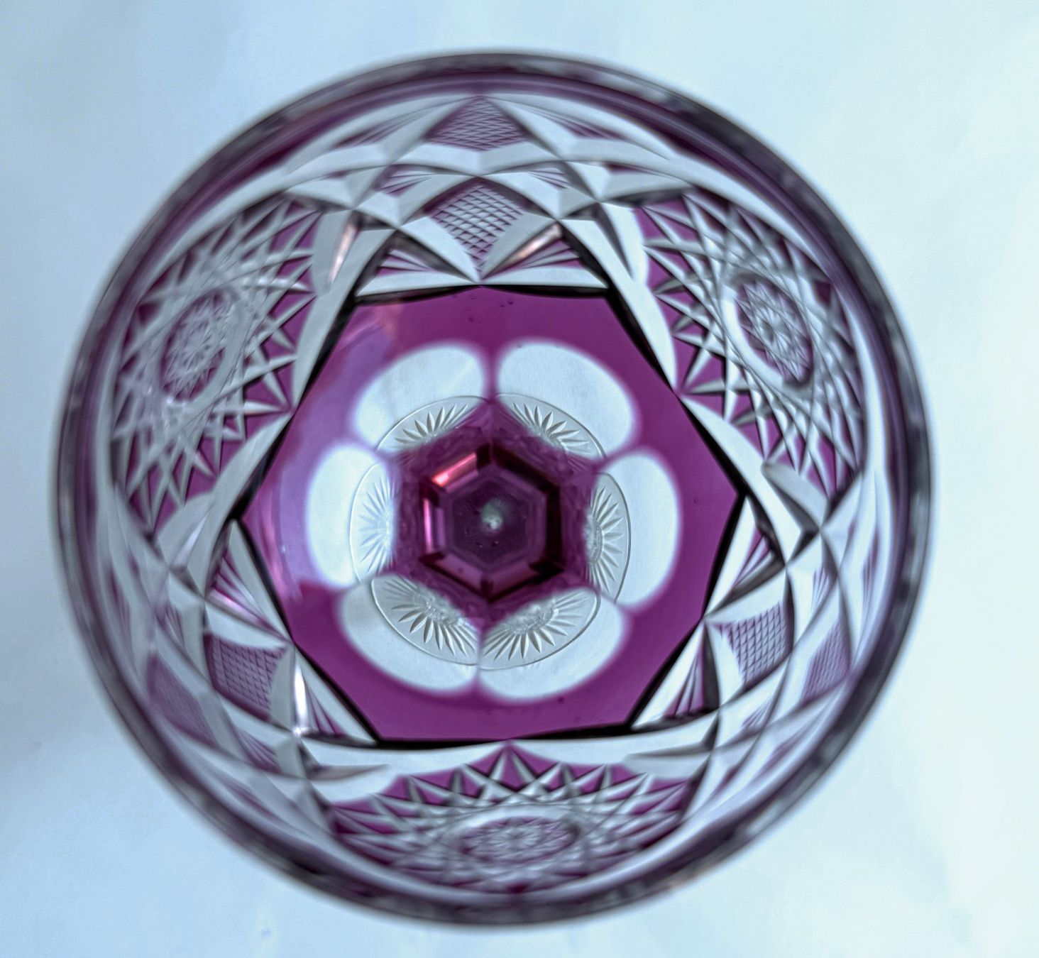 Verres: Antikes Kristall-Weinglas mit Amethyst-Farbe – Neuf (Voir description) à Dübendorf par Smisbox 1