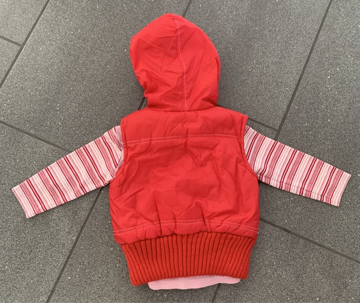 Lotti & Set di vestiti: Herziges Gilet mit Langarm Shirt Gr. 92 – Usato da Hünenberg See venduto da spartakus02 1