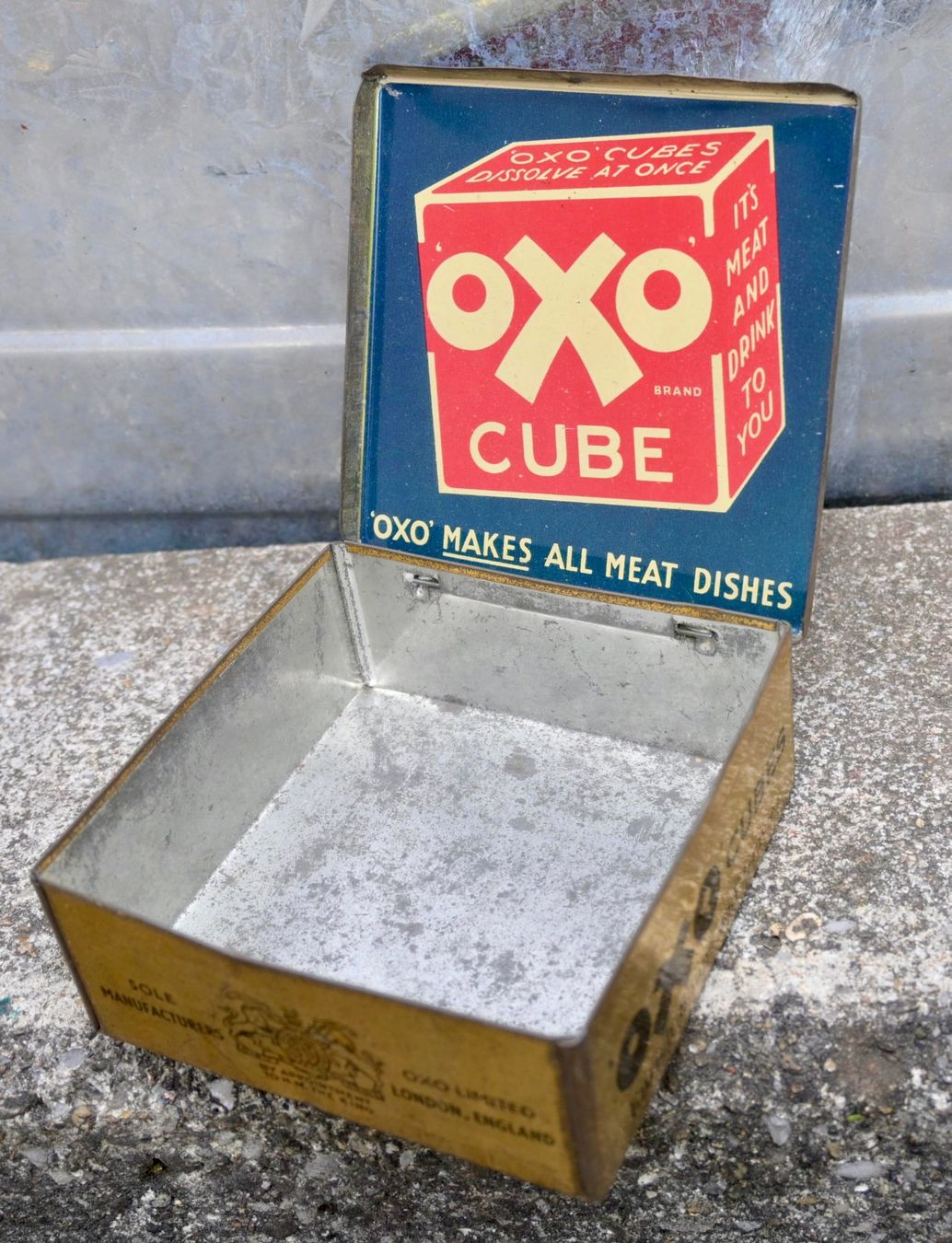 Barattoli: Vintage Blechdose OXO CUBE Strengthens Every Dish – Usato da Pfaffhausen venduto da mono_rec