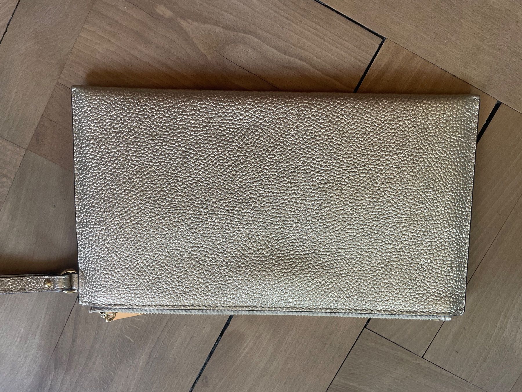 Michael Kors Taschen für Damen: Goldige Clutch von Michael Kors – Gebraucht aus Zürich von 28881084 5
