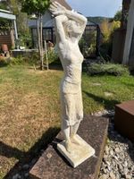 Junge Frau mit Kleid, Gipsfigur von Franco Annoni, signiert.
