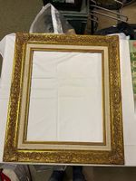 Antiker restaurierter Bilderrahmen mit echtem Gold.
