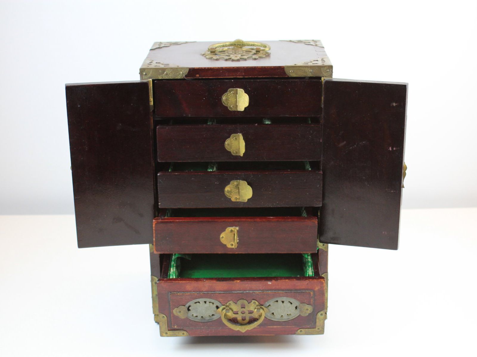 Coffrets à bijoux: Chinesisches Schmuckkästchen Holz mit Jade-Dekor – D'occasion à Basel par IRMAundFRED 3
