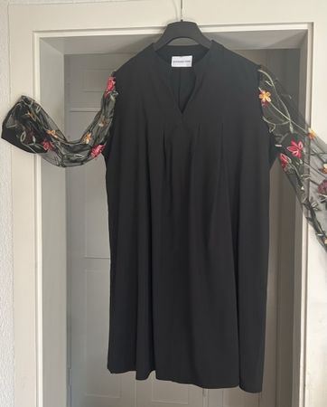 Kleid schwarz mit Blumenstickerei auf d.Ärmeln Groesse XL