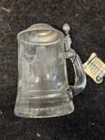 Glas Bierkrug mit Zinndeckel, Mundgeblasen und Handgeschl...