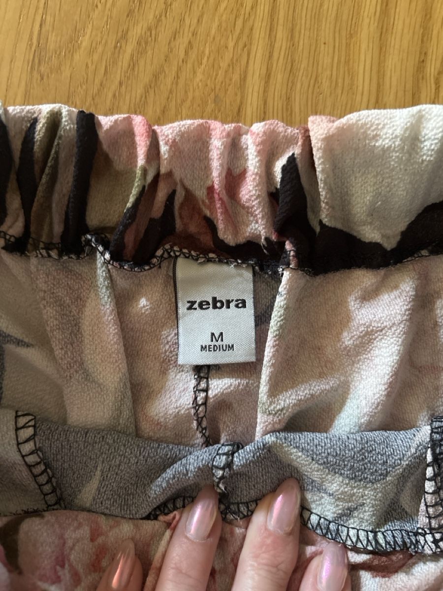 Zebra Hosen: Zebra Sommerhose mit Blumen Grösse M  – Gebraucht aus Rünenberg von ZwergLi100 2