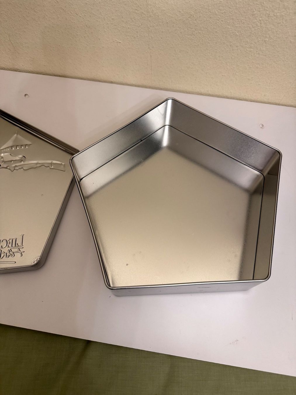 Contenitori & Simili: 5-Eck-Blech-schachtel  -  Relief Druck - Deckel – Usato da Bern venduto da rewe45 2