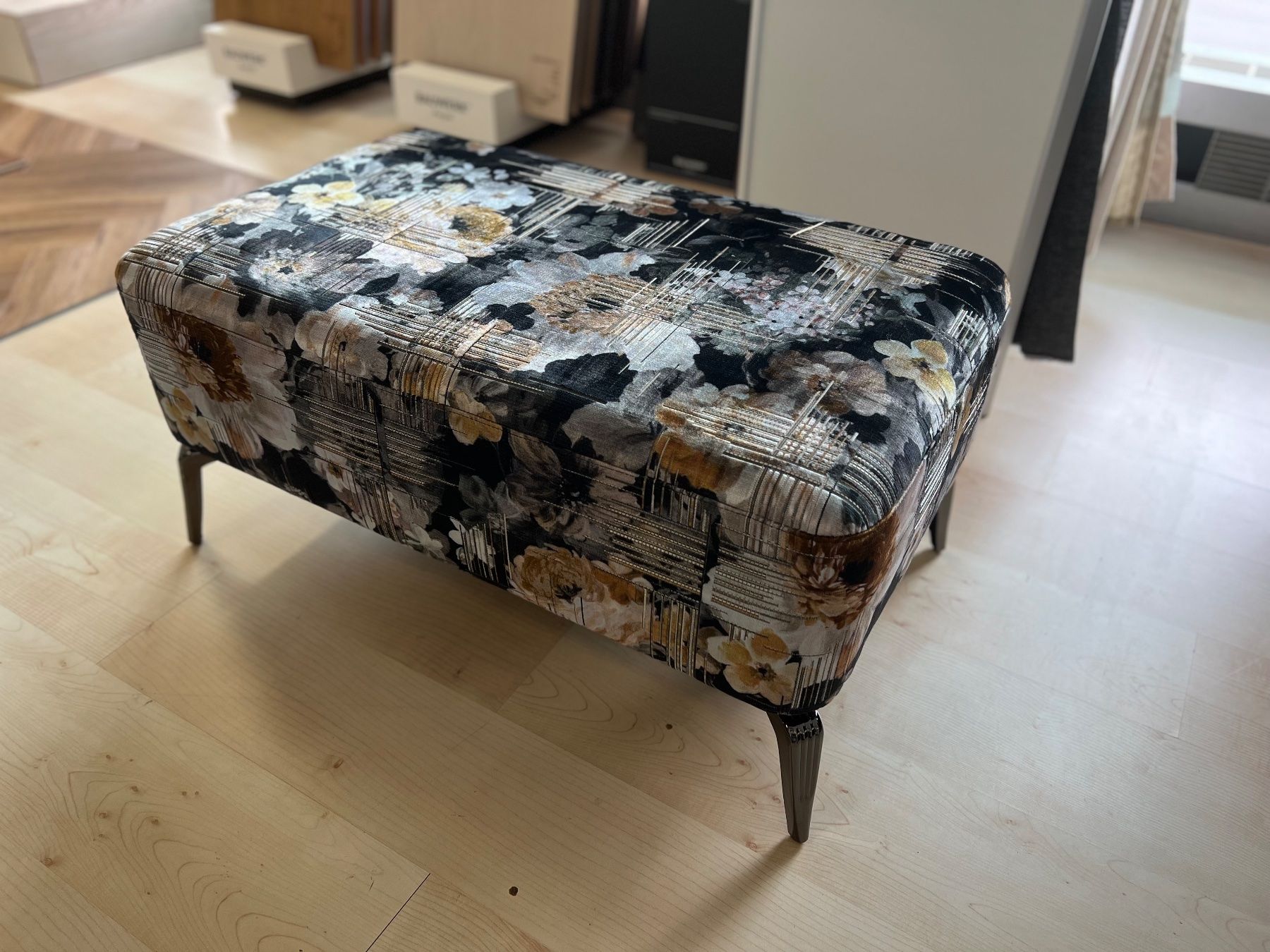 Sgabelli: Schöner Hocker mit Blumenmuster – Usato da Ulisbach venduto da BaumannM.