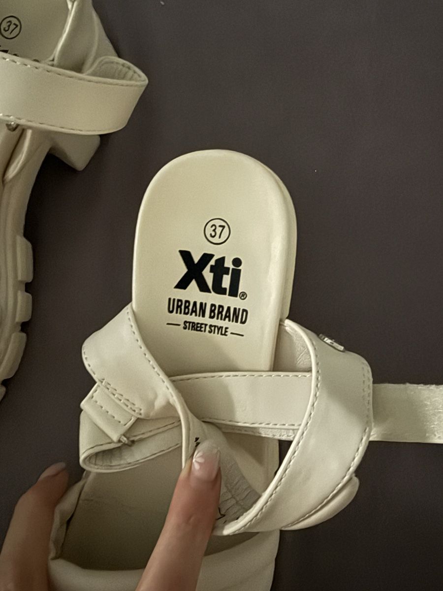 Chaussures femmes: Xti Sandalen weiss Groesse 37 gebraucht – D'occasion à Hägendorf par Mocca72 2