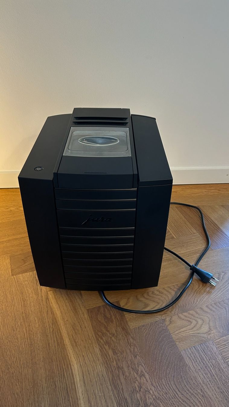 Jura Machines à café & Machines à expresso: Jura E4 Kaffee-Vollautomat – D'occasion à Zürich par vivamatu 2