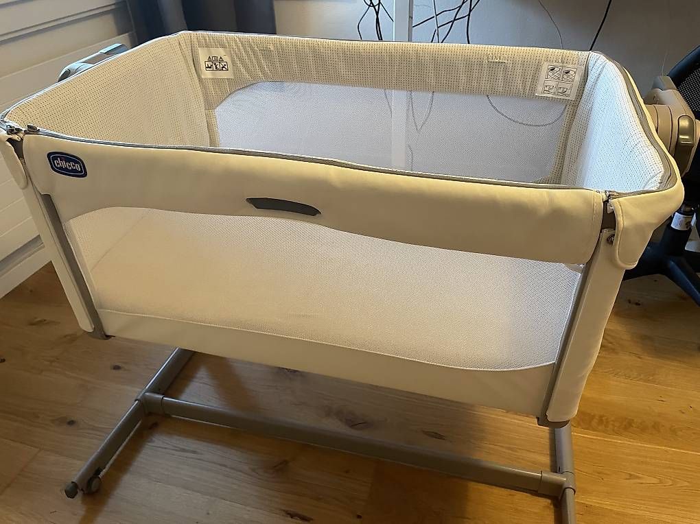 Berceaux: Chicco bedside crib next2me magic – D'occasion à Zürich par carlottaf