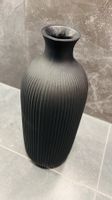 Neuwertige Vase aus geriffeltem Glas, schwarz, H30cm