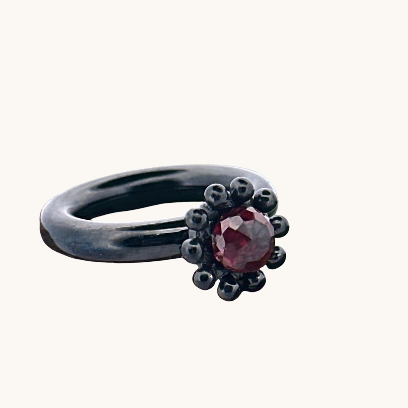 Olga Ribler Anelli: Edelstahlring, schwarz, mit Granat Stein, Gr.52 – Nuovo (secondo la descrizione) da Luzern venduto da MonikaS03 2