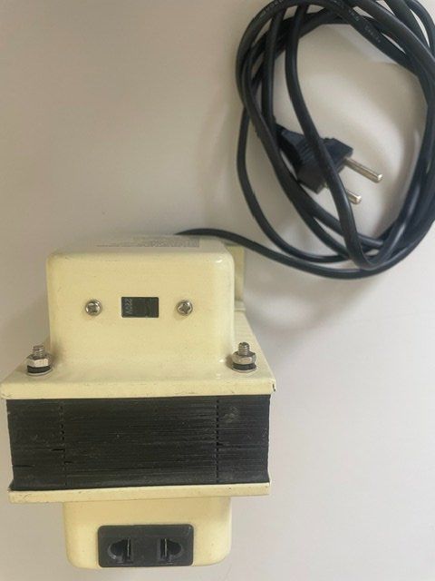 Convertisseurs: Step Up/Down Konverter (Transformer) 110V AC oder 220V AC – D'occasion à Domat/Ems par jodelcheese 1