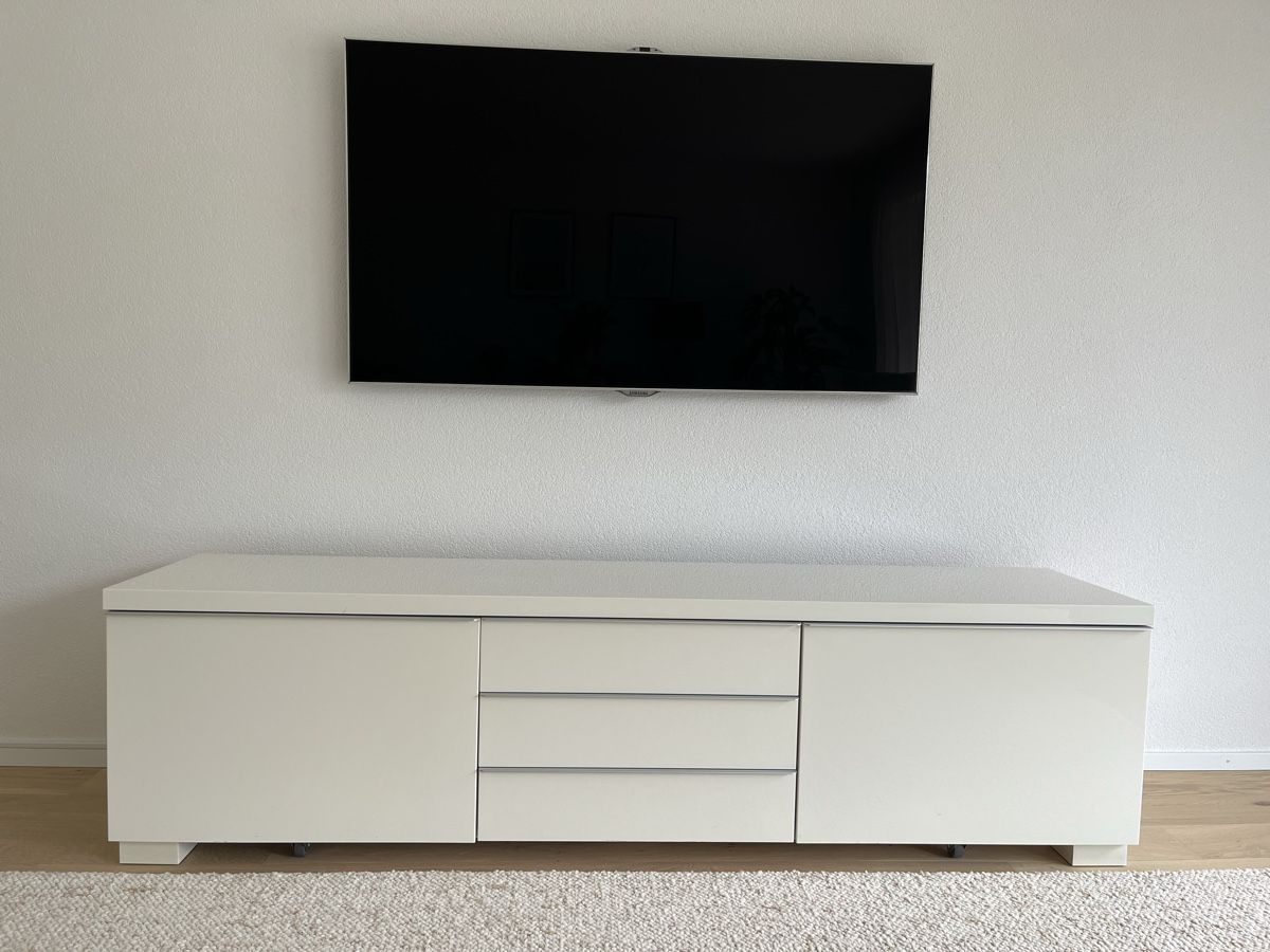 Mobili TV: Meuble TV en blanc laqué  – Usato da Corminboeuf venduto da Dsnilton26