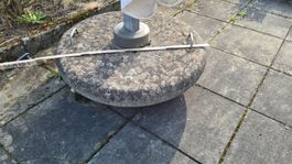 Robuster Sonnenschirmständer aus Stein mit Rollen!