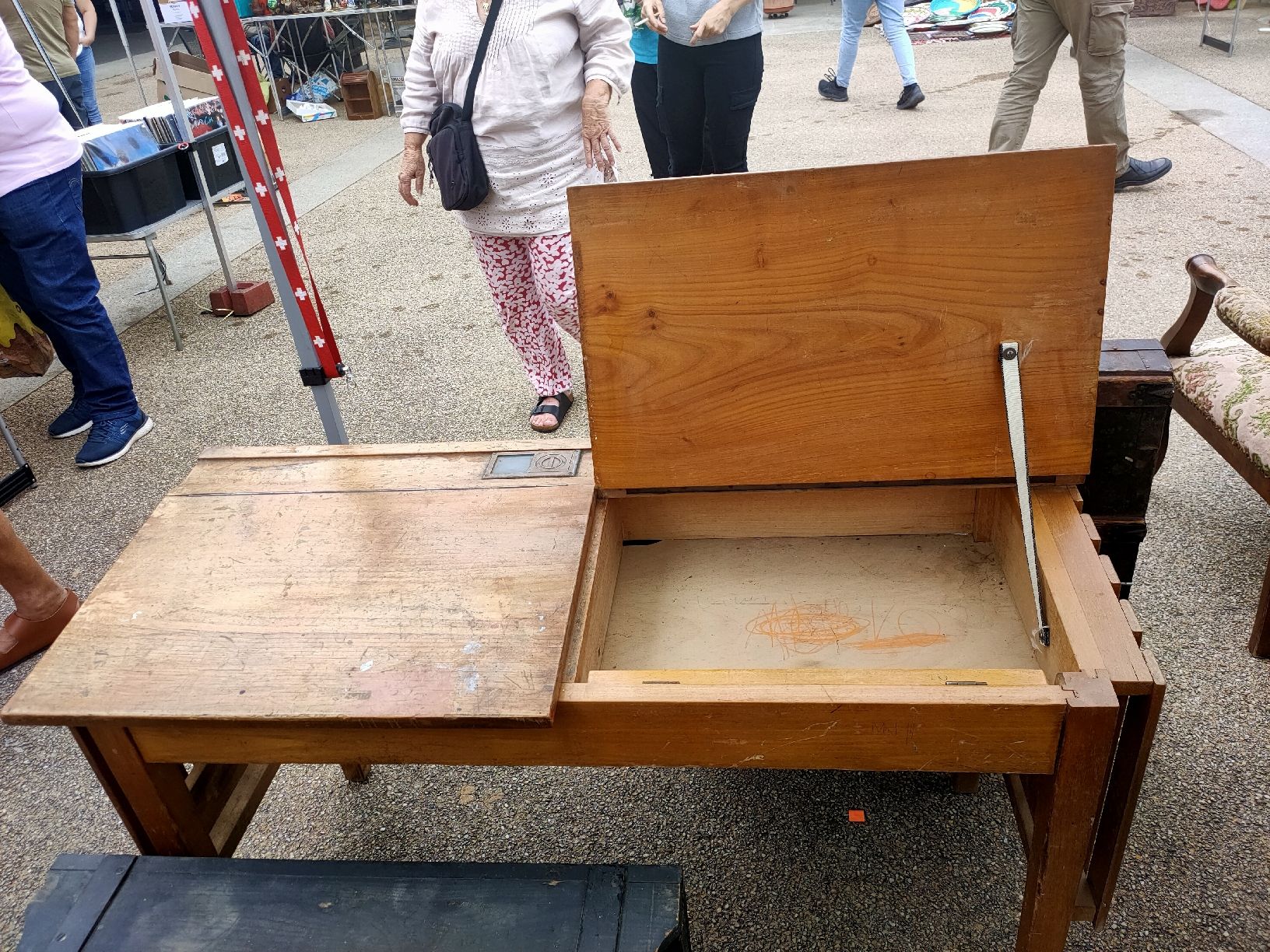 Schreibtische: ancien pupitre d'école – Gebraucht aus Vesin von Nicodeme 1