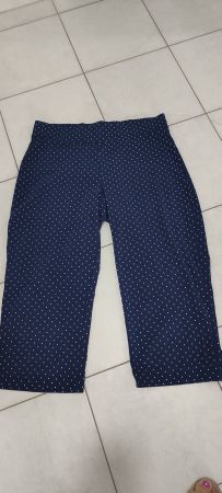 Pantalon 3/4 bleu marine avec petits pois
