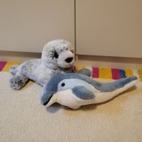 Plüschtiere Robbe und Delfin