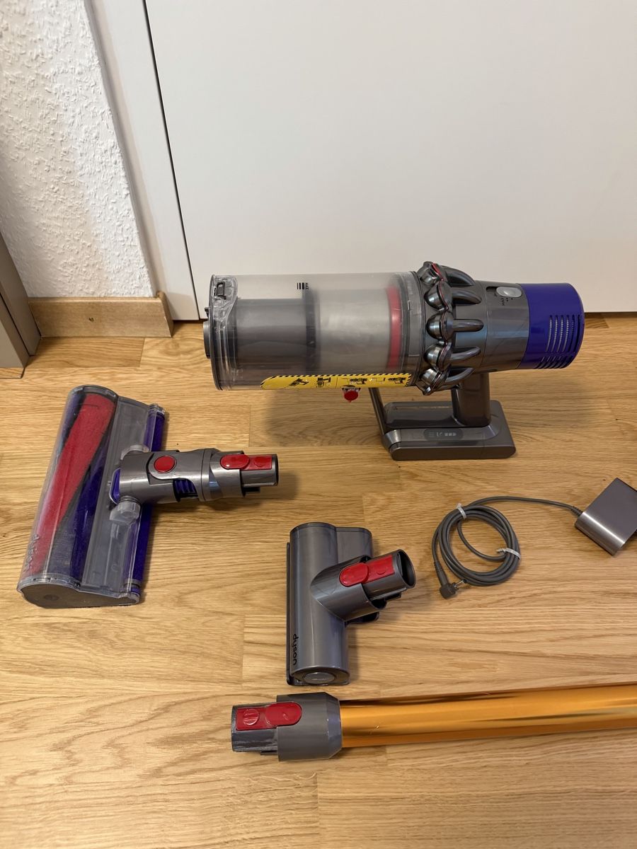 Dyson Staubsauger & Zubehör: Dyson V10 cyclone absolute  – Gebraucht aus Meyrin von SA_3006 1