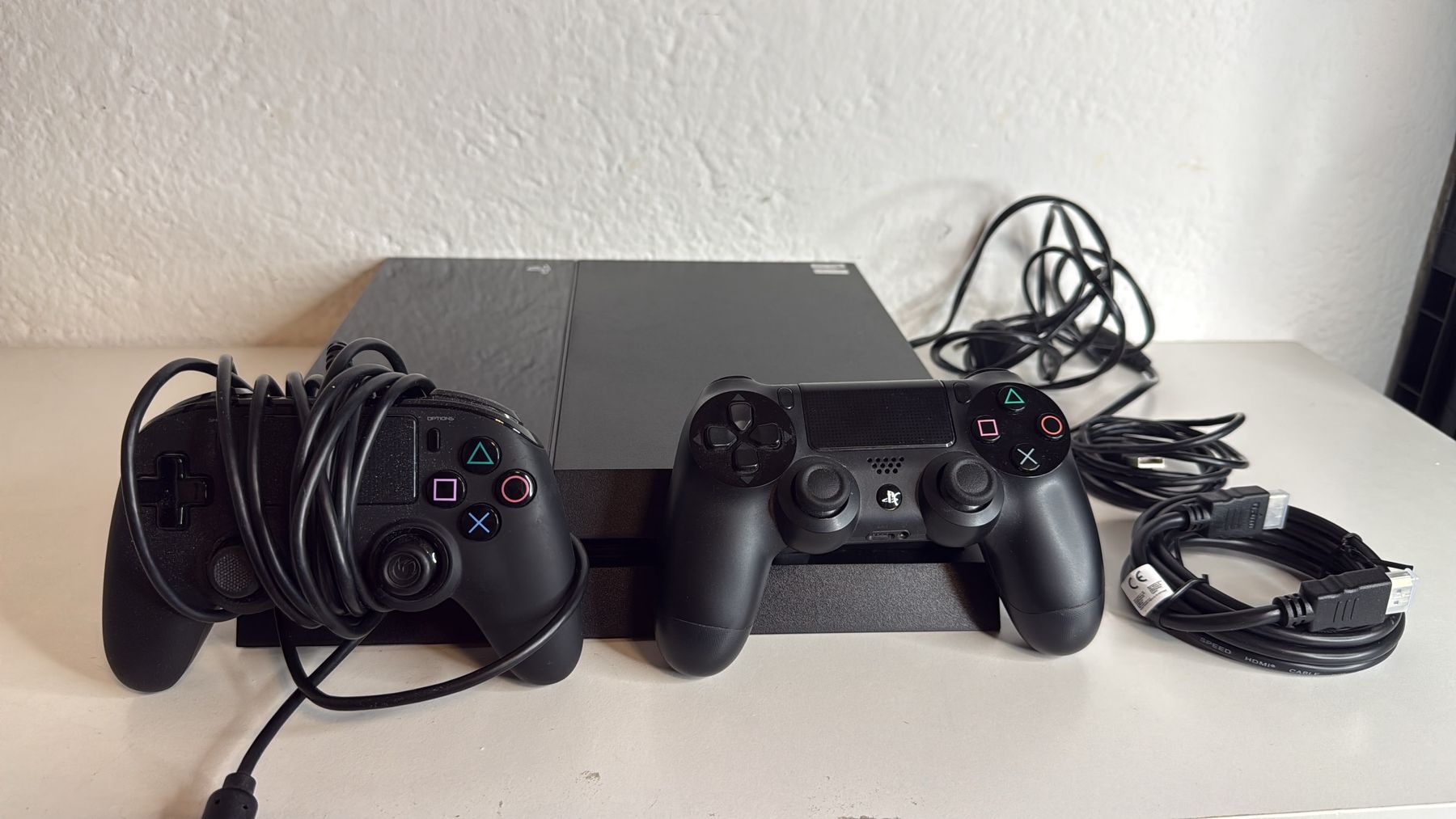 Sony Consoles: Sony PlayStation 4 PS4 500GB + 2 Controller  – D'occasion à Ehrendingen par lax21