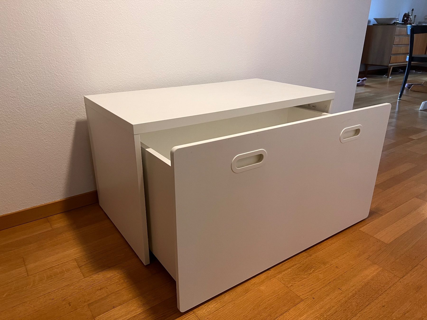 Ikea Tische: Ikea Smastad Tisch mit Schublade – Gebraucht aus Luzern von