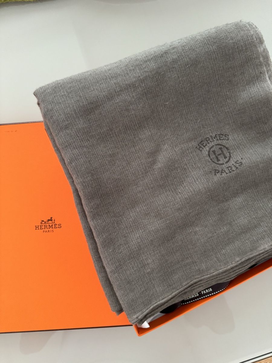 Hermès Foulard & Sciarpe: Étole Plume Hermès 100/200 cm – Nuovo (secondo la descrizione) da Nyon venduto da Swiss.quality 2