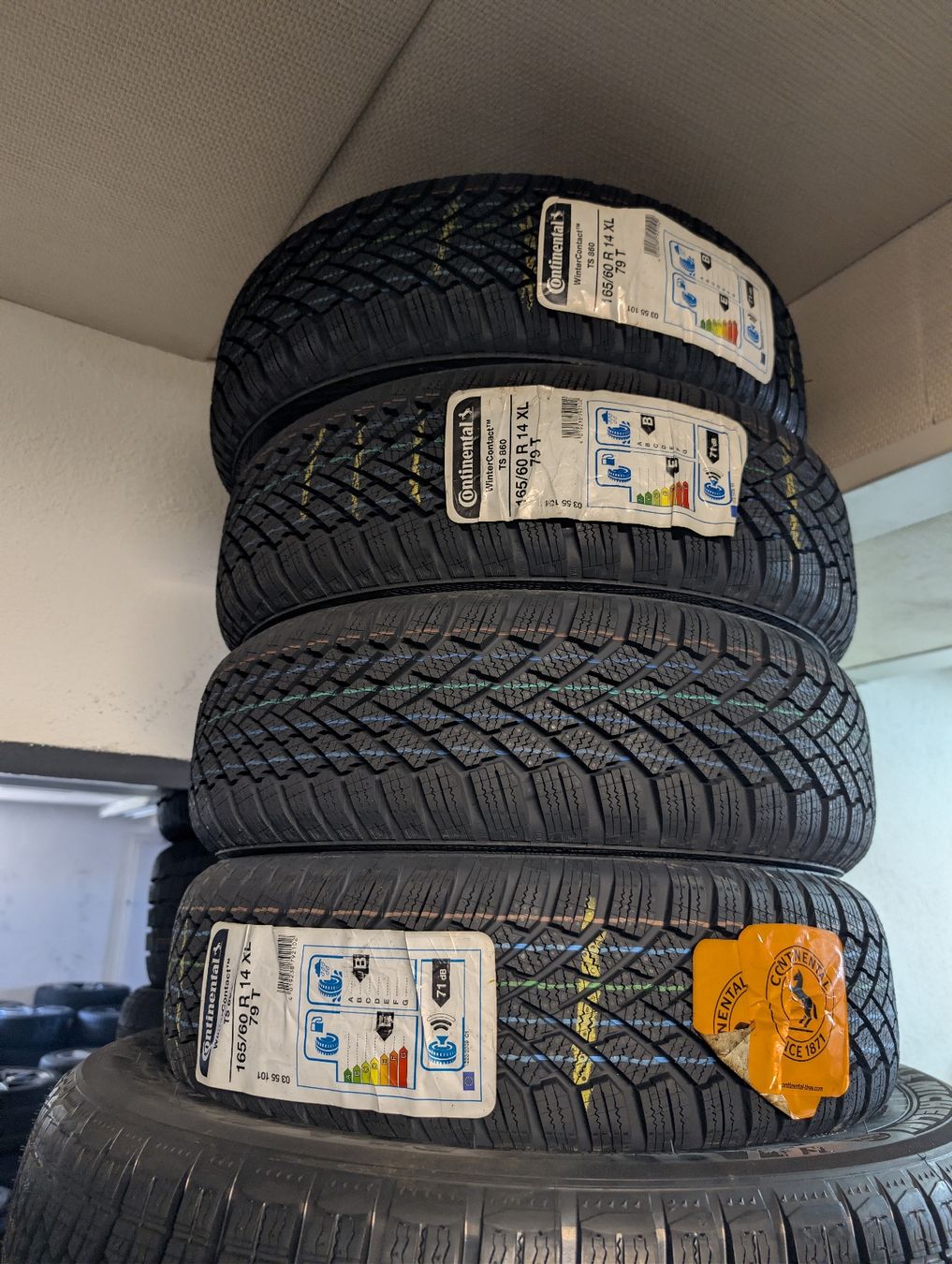 Continental Pneus & Kompletträder: Winterreifen  – Neu und originalverpackt aus Dürrenäsch von Pneu-Idris