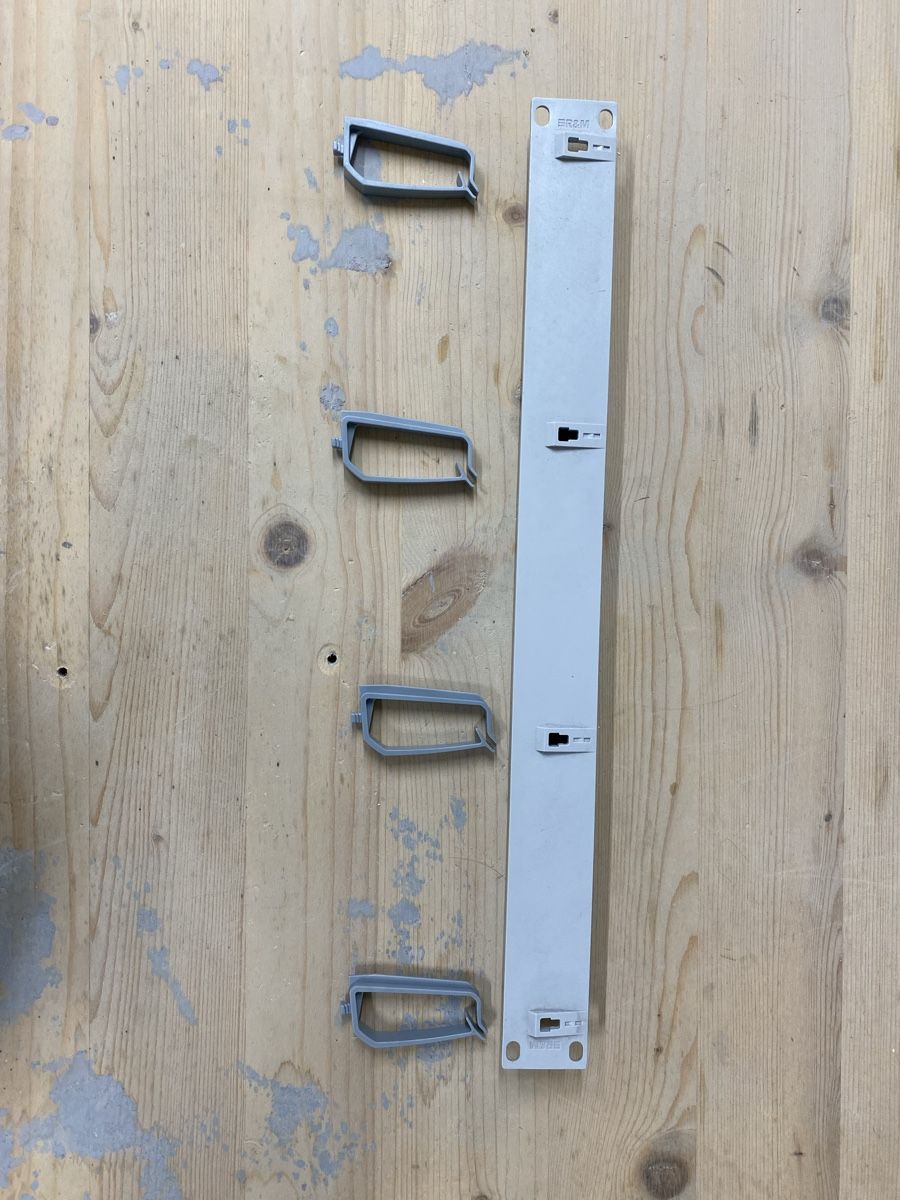 Autre matériel électrique: Patchpanel Kabelhalterung, gebraucht, Top Zustand! – Neuf (Voir description) à Boniswil par NetworkNavigator 1
