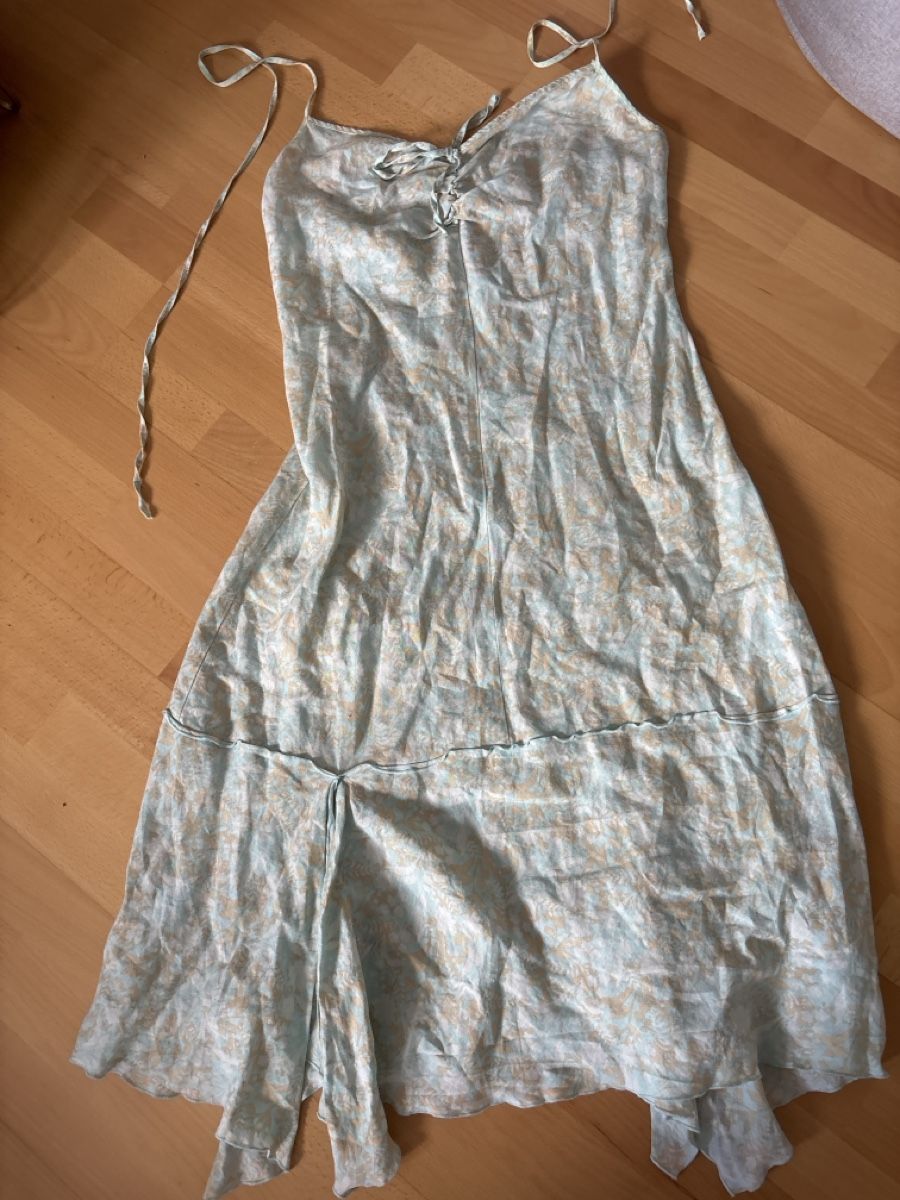 Sisley Vestiti: Kleid Sisley Blumenmuster hellblau Grösse M neuwertig – Usato da Jonen venduto da nomzeif