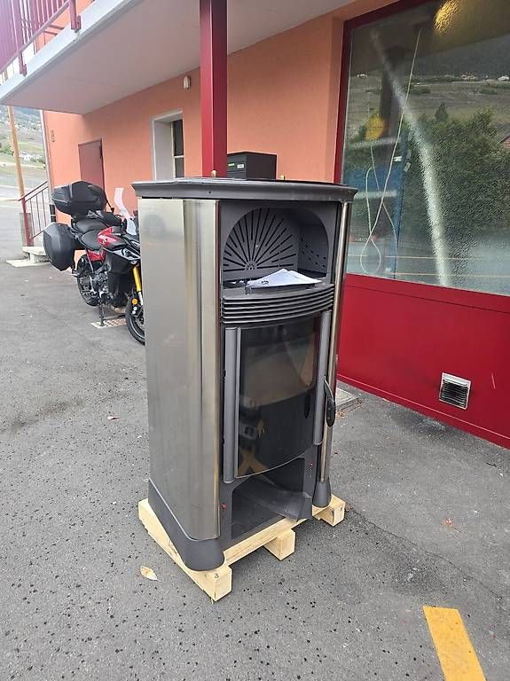 Stufe caminetto: poêle à pellets 12kW thermorossi – Usato da Vetroz venduto da Skyfides 2