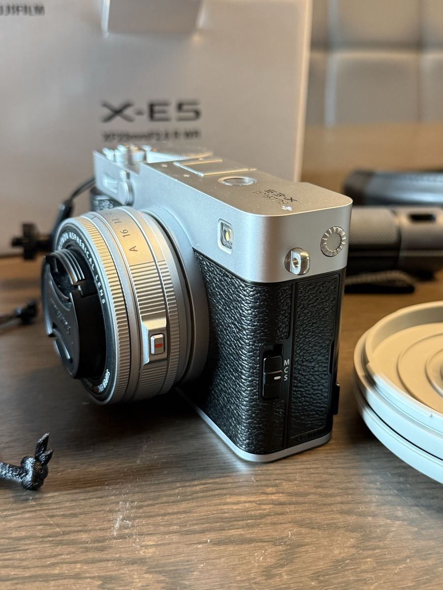 Fujifilm Fotocamera: FUJIFILM XE5 KIT MIT ZUBEHÖR – Nuovo (secondo la descrizione) da Andelfingen venduto da CauroMorbo 8