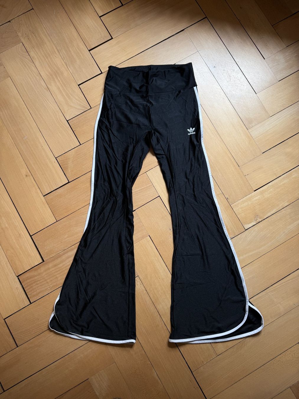 Adidas Pantaloni: ADIDAS - Flared Trainerhose schwarz L – Usato da Zürich venduto da Diazaio