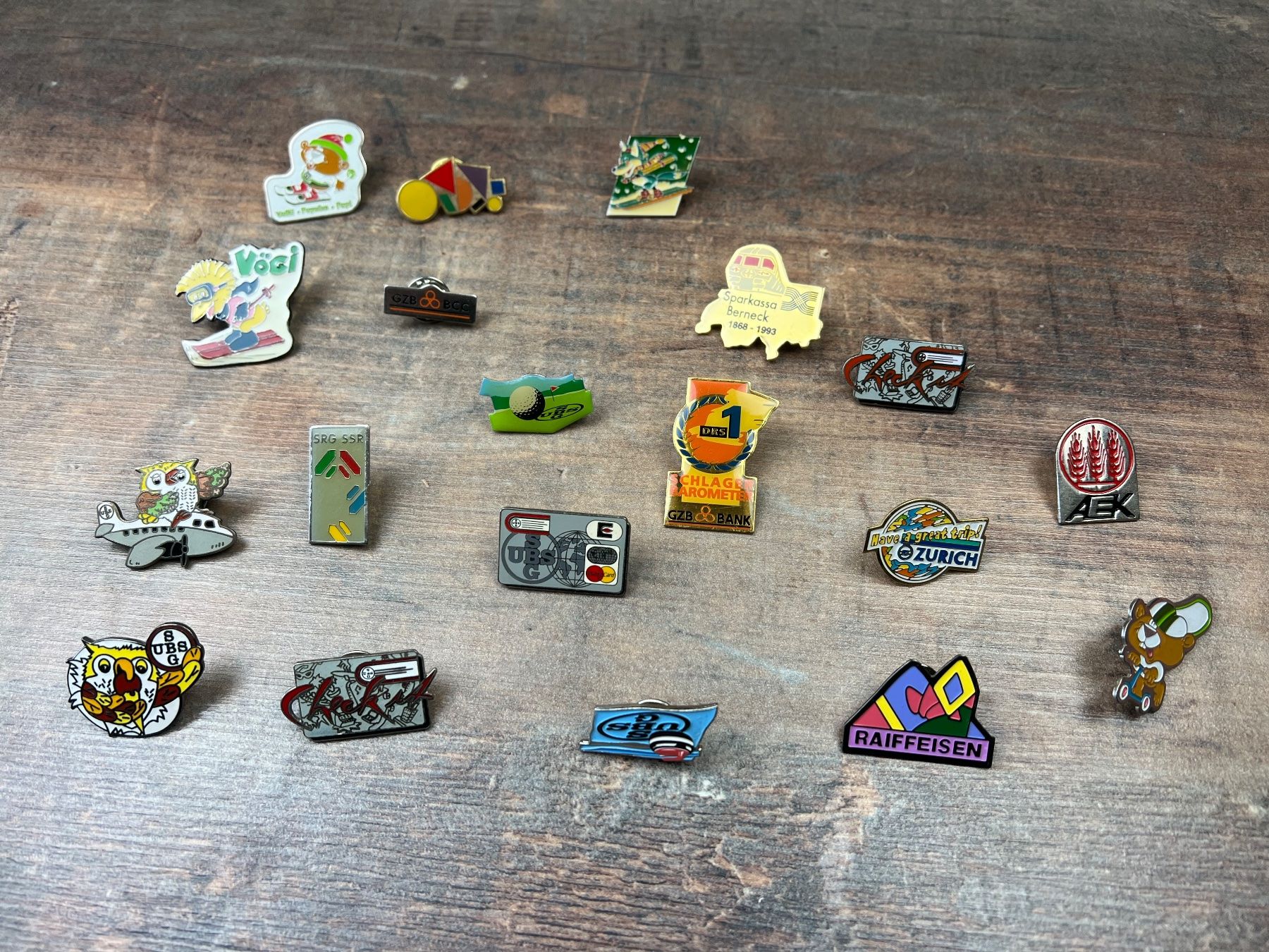 Broschen & Nadeln: Pin Sammlung Banken Marken etc. 2 – Gebraucht aus Hallau von R.R.91