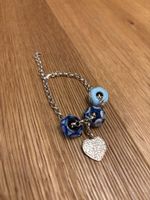 silbernes Armband mit blauen Glasperlen und Herzanhänger