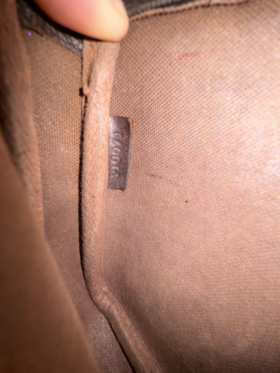 Louis Vuitton Sacs femmes: Louis Vuitton Pochette Accessoires Monogram – D'occasion à Kilchberg ZH par kat_9zlr 3
