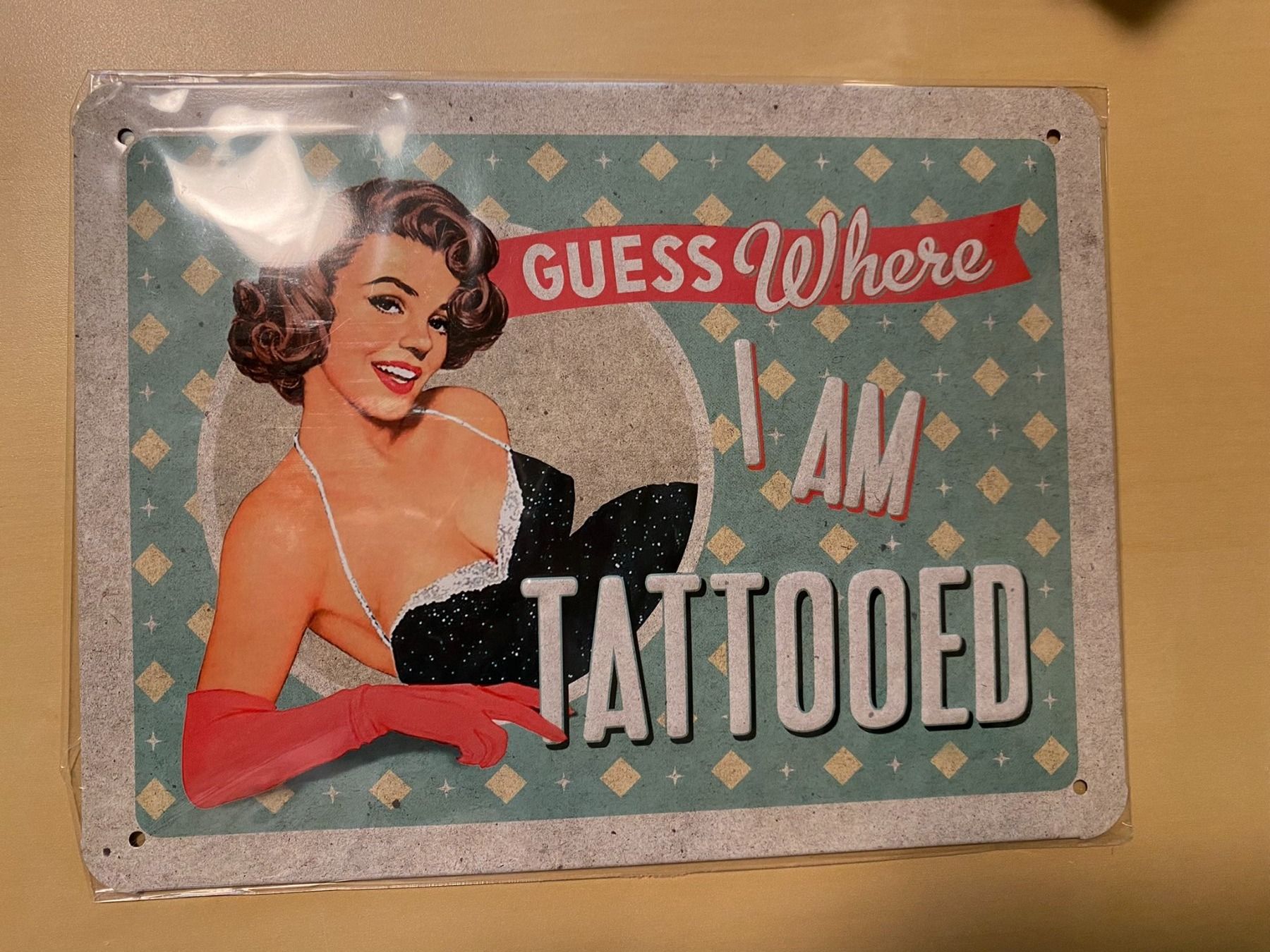 Insegne: Blechschild: GUESS WHERE I AM TATTOOED – Nuovo e nell'imballaggio originale da Bern venduto da Maschgulain