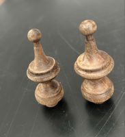 2 kleine, gedrechselte Holzzapfen, 6.5 cm, unlackiert.