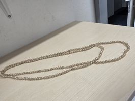 Kette Perlen beige lang 