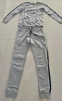 Knabenpullover und Trainerhosen Set