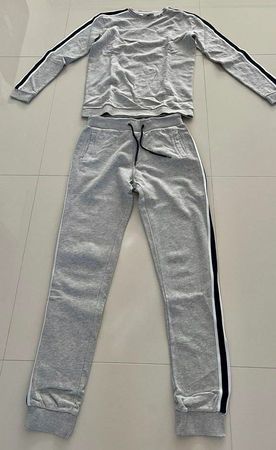 Knabenpullover und Trainerhosen Set
