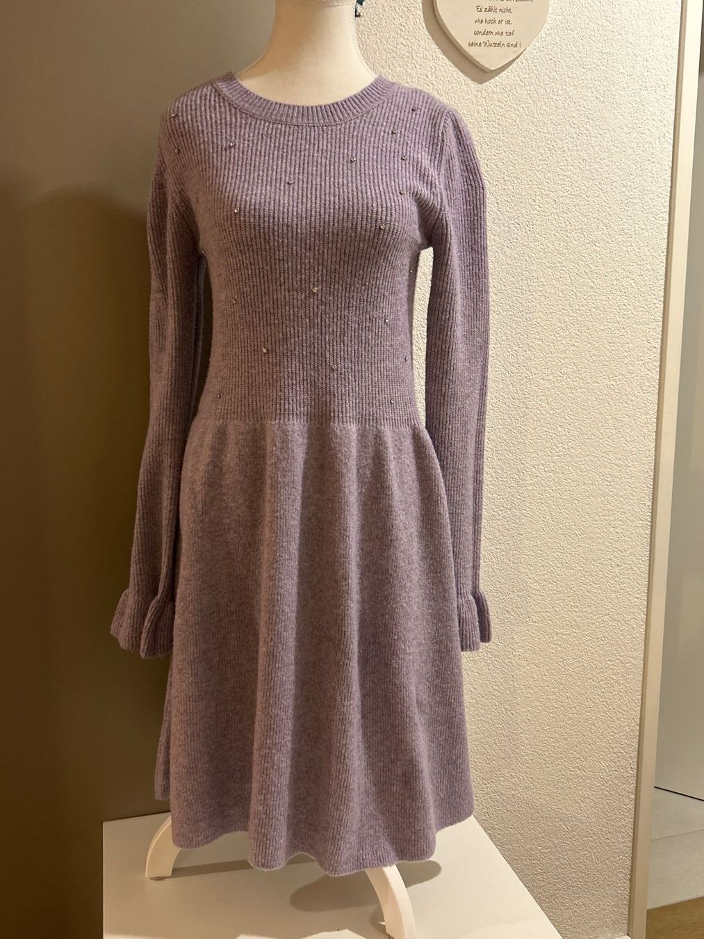 Vestiti: Strickkleid mit Strass am Brustteil lila – Nuovo (secondo la descrizione) da Brunnen venduto da Nala2929